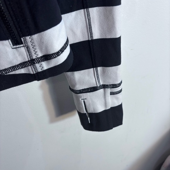 LULULEMON Sz. 8 Striped Black and White Zip Up Jacket with Thumbholes High Neck - Picture 4 of 9